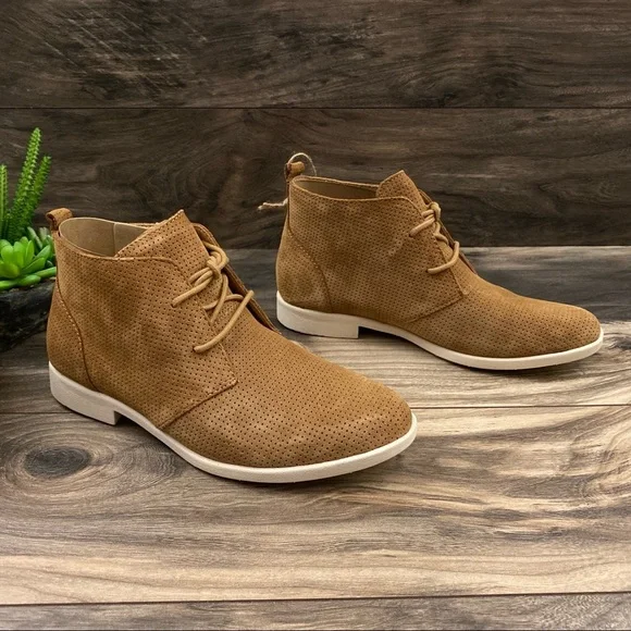 NIB Born Bazau Perforated Suede Ankle Chukka Boot - Picture 5 of 11